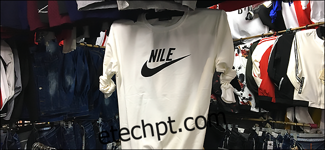 Uma imitação de camisa da Nike.  diz 
