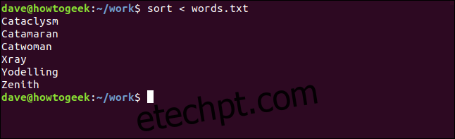 Muitos comandos do Linux aceitam um arquivo como parâmetro e obtêm seus dados desse arquivo.  A maioria desses comandos também pode receber entrada de um fluxo.  Para criar um fluxo, você usa o colchete angular esquerdo ( 