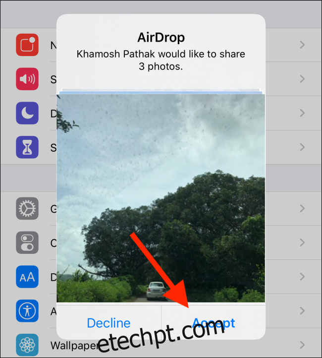 Um pedido de AirDrop para compartilhar fotos;  seu contato tem que tocar 